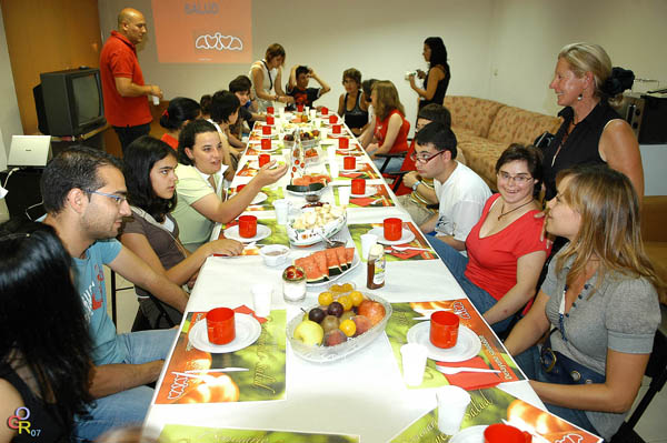 Grupo de jóvenes en el momento del Desayuno, junto a Gozo Merino, Concejala de Juventud del Ayuntamiento de Salamanca.